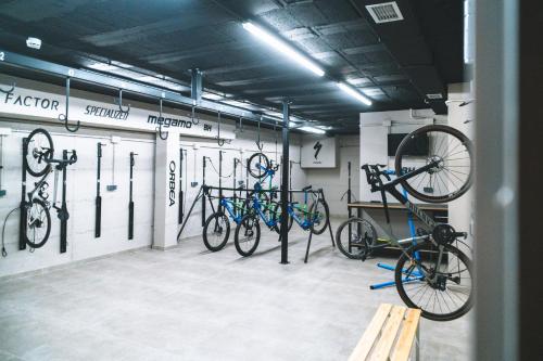 a room with two bikes on display in a building at APARTAMENTS LA CARPA in Banyoles