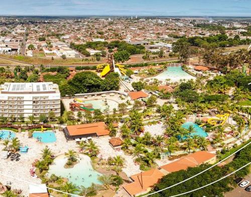 - une vue aérienne sur un parc aquatique avec 2 piscines dans l'établissement Apartamento no Barretos Country Resort, à Barretos