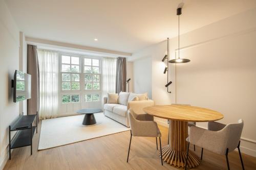 a living room with a table and a couch at Marina 30 in A Coruña