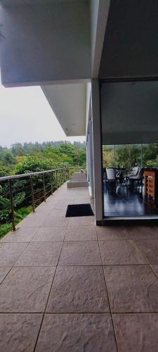 a building with a balcony with a table and chairs at Naturaleza, Flora y Fauna in Los Altos de Cerro Azul