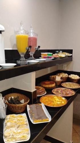 un buffet proposant de nombreux types de plats différents dans l'établissement Lamour Hotel, à Taguatinga