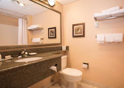 Bilik mandi di The Landing Hotel