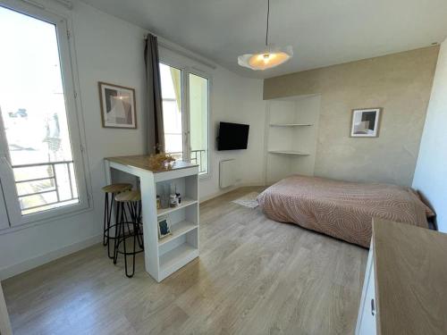 une chambre avec un lit et un bureau dans l'établissement Studio centre ville proche plages et commerces, à Saint-Malo