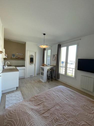 un salon avec une cuisine et une table dans l'établissement Studio centre ville proche plages et commerces, à Saint-Malo