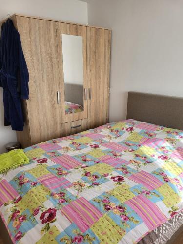 Un dormitorio con una cama con una colcha encima en Selva inn, en Veenendaal