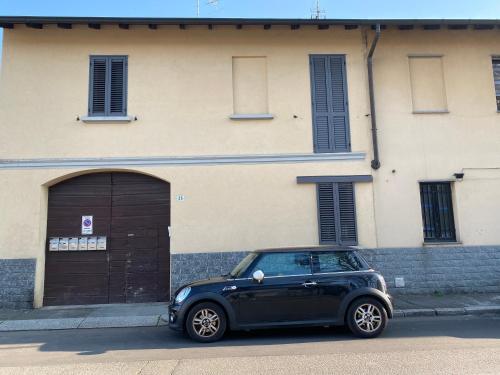 a black car parked in front of a building at Leo&Franci in Legnano