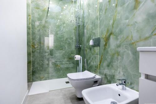 Un baño con ducha, inodoro y lavabo. en Chic apartment with great terrace, en Playa de las Américas