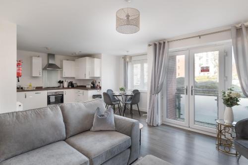 Η κουζίνα ή μικρή κουζίνα στο Comfortable 2-Bed Home with Parking & Fast Wi-Fi!