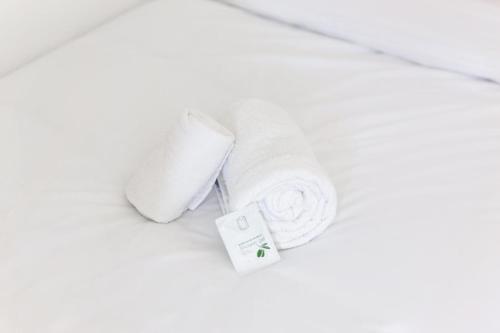 un rouleau de papier toilette sur un sol blanc dans l'établissement Studio douillet 6, à Sarcelles