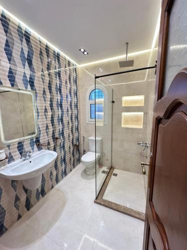 فيلا أول صف على البحر مارينا 5الساحل الشمالي 7 غرف كود 88 في العلمين: حمام مع حوض ومرحاض