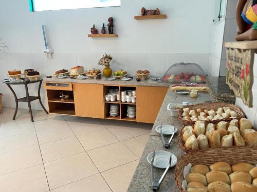 una cucina con bancone e cesti di pane di Pousada Santa Fé ad Aracaju
