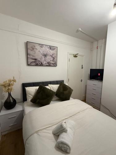 a bedroom with two beds with towels on them at Gray Bridge House in Kingsthorpe