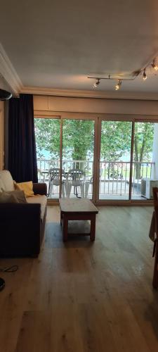 un salon avec un canapé et une table basse dans l'établissement Flocon, à Annecy