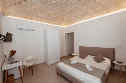 a bedroom with a bed and a table and chairs at Cala di Ponente in Castelluzzo