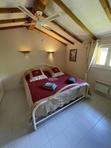 Ce lit se trouve dans un dortoir doté d'un ventilateur de plafond. dans l'établissement Mas lou beu, au Lavandou