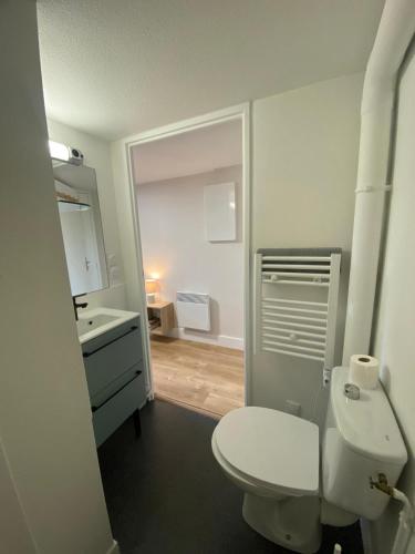 une salle de bain avec des toilettes blanches et un lavabo dans l'établissement Lespinet BNB - Duplex avec parking, à Toulouse