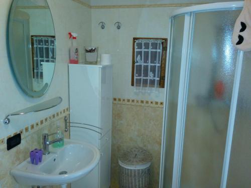 uma casa de banho com um lavatório e um chuveiro em Holiday Home La Moranda em San Fior di Sopra