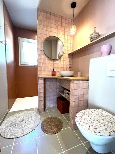 une salle de bain avec un lavabo et des toilettes dans l'établissement Sweet Home, à Saint-Jean-de-Monts