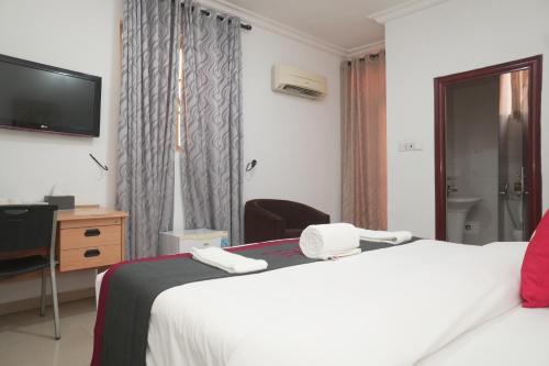 Postel nebo postele na pokoji v ubytování AOTEL HOTEL Ikeja