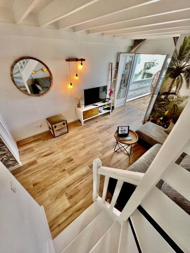 a living room with a couch and a mirror at Duplex JUNGLE BLEUE Terrasse vue mer incroyable in Marigot
