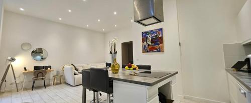 une cuisine et un salon avec une table et un canapé dans l'établissement F3 ground floor, Hypercentre 2 min from Palace, à Cannes