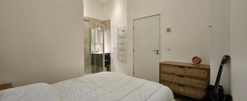 - une chambre avec un lit et une guitare dans l'établissement F3 ground floor, Hypercentre 2 min from Palace, à Cannes