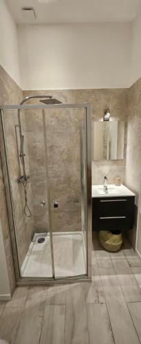 une salle de bain avec douche et lavabo dans l'établissement F3 ground floor, Hypercentre 2 min from Palace, à Cannes