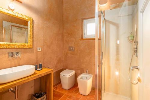 a bathroom with a sink and a shower and a toilet at Suite Leonardo in San Gimignano