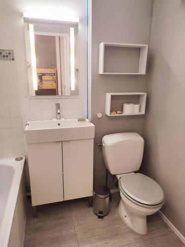 une salle de bain avec toilettes, lavabo et miroir dans l'établissement Studio 4pers 400m de la plage La Baule Ppornichet, à La Baule