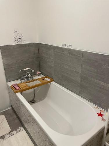 La salle de bains est pourvue d'une baignoire et d'un lavabo. dans l'établissement cozy house, à Chabris