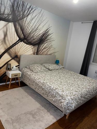 une chambre avec un lit et un tableau au mur dans l'établissement cozy house, à Chabris