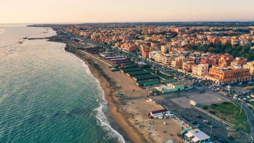 an aerial view of a beach with buildings and the ocean at La casa di Simona in Lido di Ostia