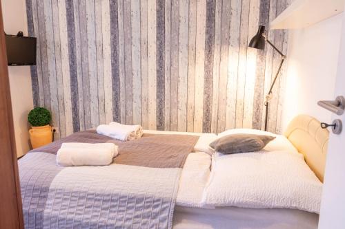 シオーフォクにあるCAC Wellness Apartmentの枕が2つ置かれたベッドのある寝室