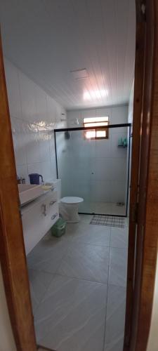 ein Badezimmer mit Toilette, Waschbecken und Spiegel in der Unterkunft Yellow House Itapuama in Cabo de Santo Agostinho