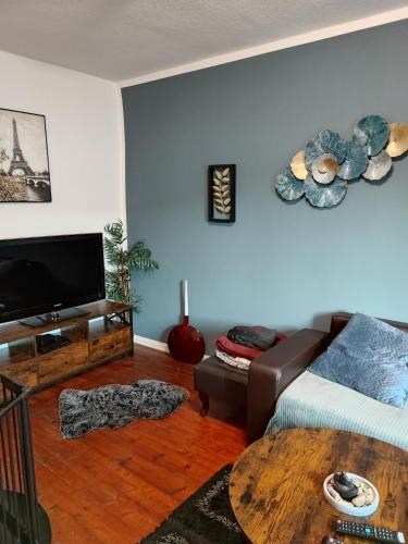 Телевизор и/или развлекательный центр в Ferienhaus Eden Frankenblick I Familien-Ferienhaus I nahe Skipiste l Spielzimmer I Waschmaschine I kostenlos parken I WLAN I Spülmaschine