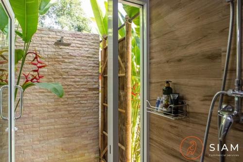 Vannituba majutusasutuses Sumalee 3br - Private Pool & Tropical Garden