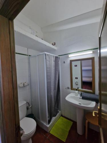 Bilik mandi di Hotel Rural Juncalillo