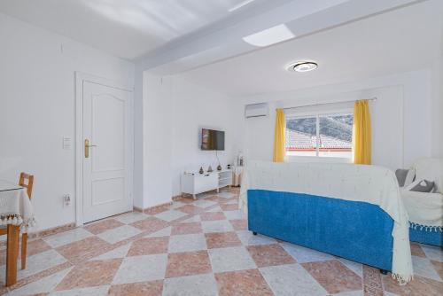 a bedroom with a bed and a window at Casa de la Abuela in Quéntar