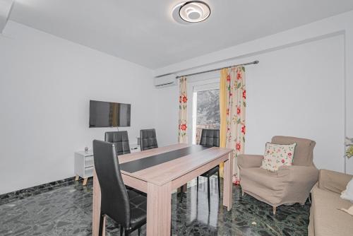 a living room with a wooden table and chairs at Casa de la Abuela in Quéntar