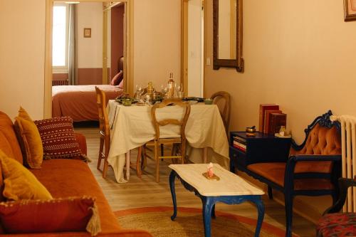 un salon avec une table et un canapé dans l'établissement Grand appartement entre Gare et Port, à Toulon