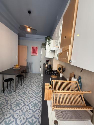 une cuisine avec une table et une salle à manger dans l'établissement Grand appartement entre Gare et Port, à Toulon