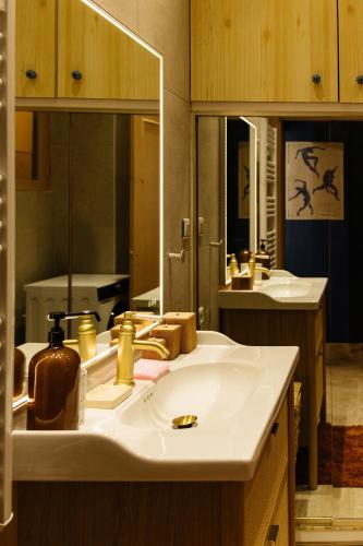 une salle de bain avec deux lavabos et un grand miroir dans l'établissement Grand appartement entre Gare et Port, à Toulon