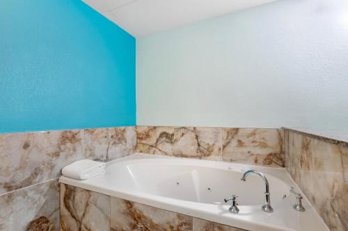 Ванная комната в Clarion Inn Des Moines Airport
