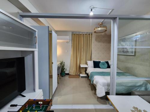 pokój hotelowy z łóżkiem i telewizorem w obiekcie Z Luxe Studio w Cebu