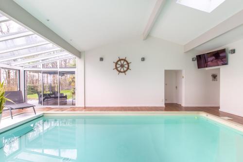 - une piscine dans une maison dotée d'un plafond en verre dans l'établissement Villa DUXCAAR, à Mervent