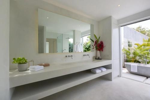 Et badeværelse på 4BR Villa Private Pool Free Breakfast