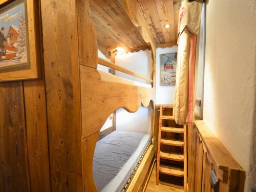 Cette petite chambre dispose de lits superposés et d'une échelle. dans l'établissement Studio avec lit clos savoyard et coin montagne au pied des pistes - FR-1-452-101, aux Menuires