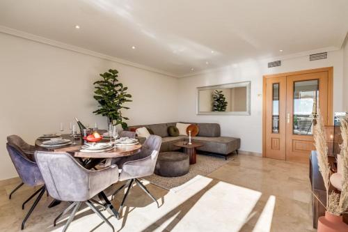 Ultimate Rentals- 2BR Apt with Sea View 5 Min to Beach Selwo Hills 2