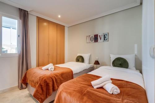 Ultimate Rentals- 2BR Apt with Sea View 5 Min to Beach Selwo Hills 2