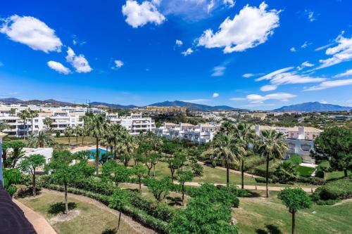 Ultimate Rentals- 2BR Apt with Sea View 5 Min to Beach Selwo Hills 2